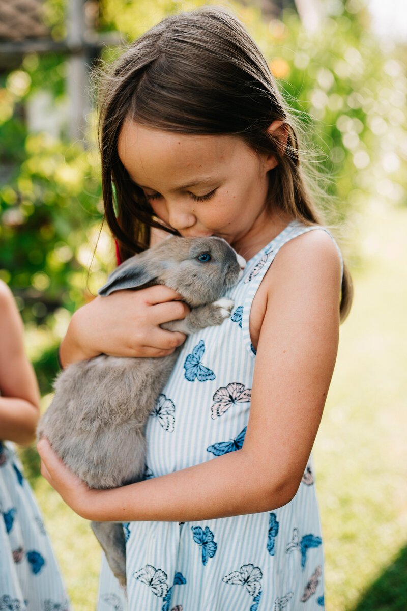 Eggerhof Kind mit Hasen Eggerhof Kind mit Hasen